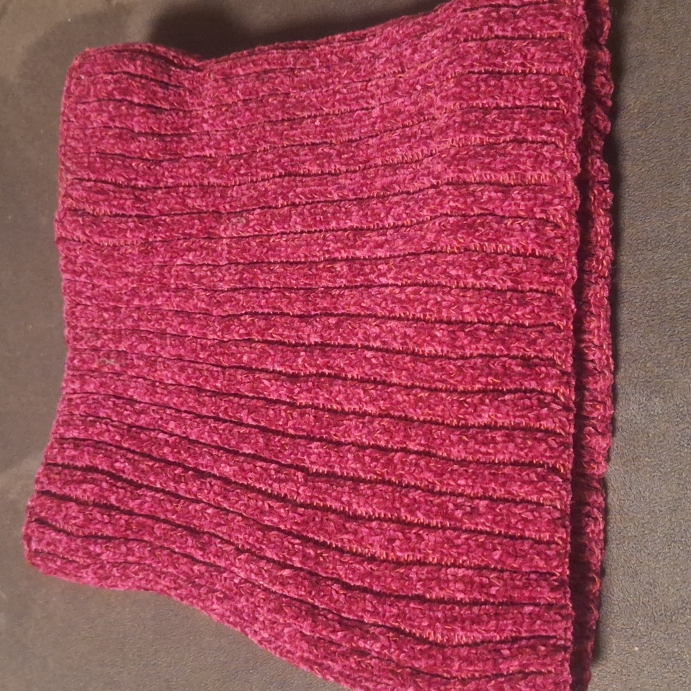 Red wine / burgundy colored neck warmer